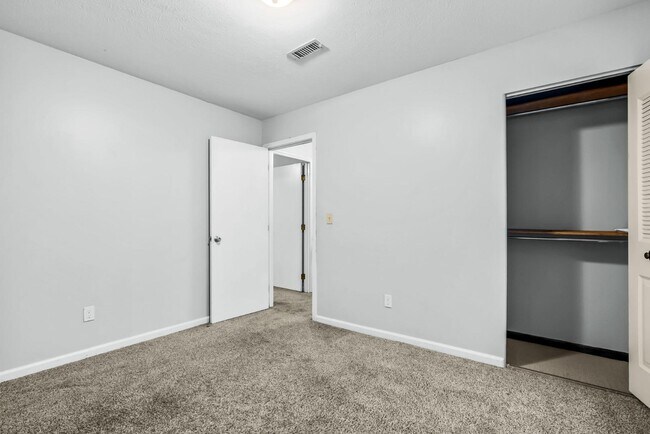 Building Photo - 215 Darrell Dr