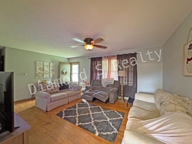 Building Photo - Three Bedroom Home for Lease - Park-like b...