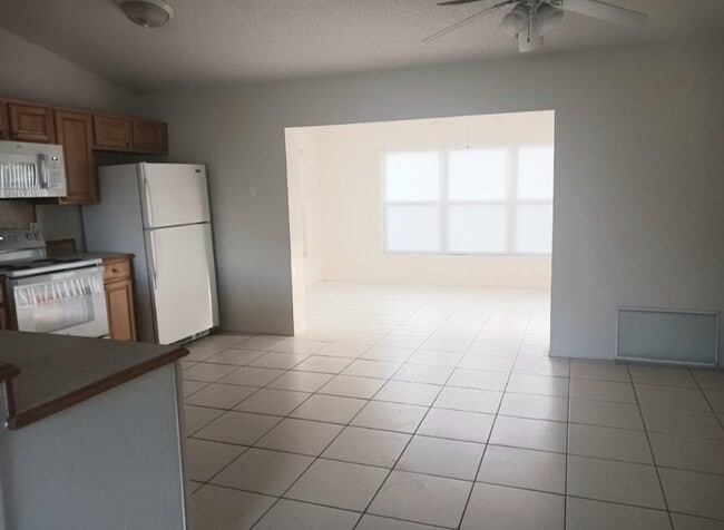 Building Photo - 635 Parkside Ave