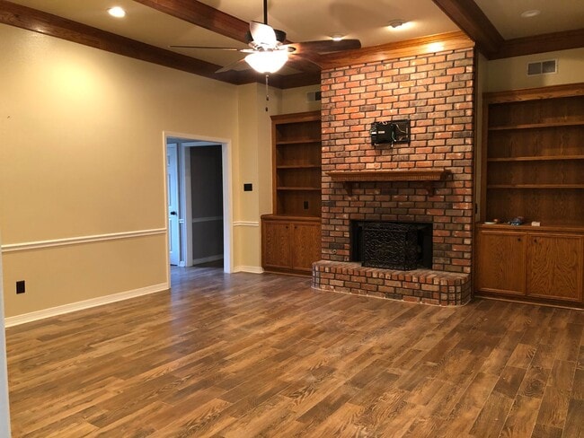 Building Photo - Corner Lot close to Barksdale Airforce Base with Bonus Room in back yard..