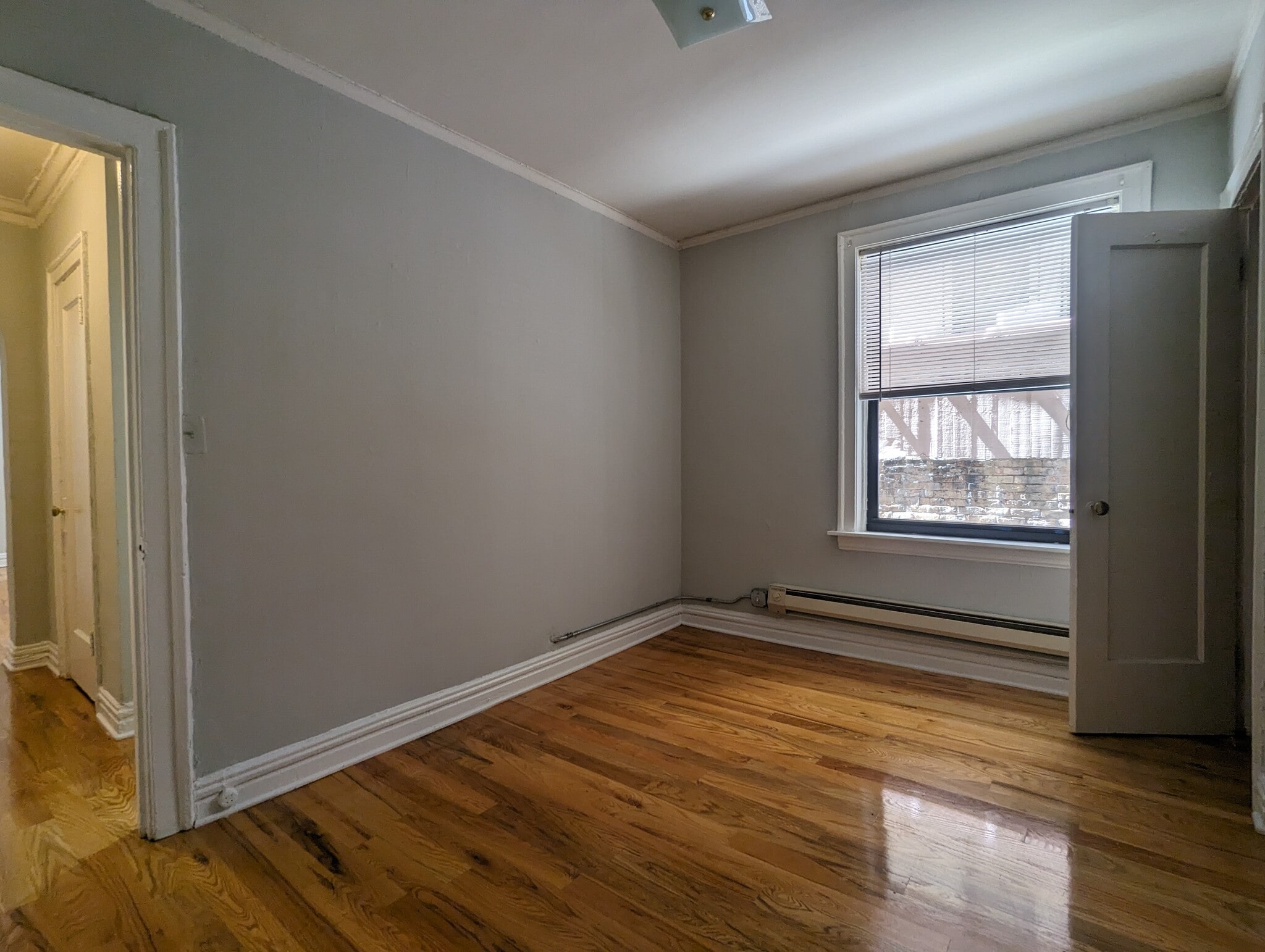 Building Photo - 429 W Roscoe St