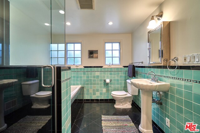 Main Bathroom with Art Deco Tiles - 1213 Hi Point St