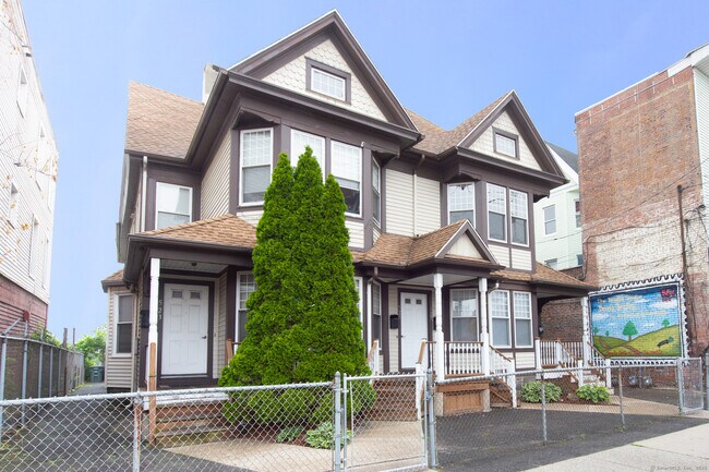 Building Photo - 527 E Main St