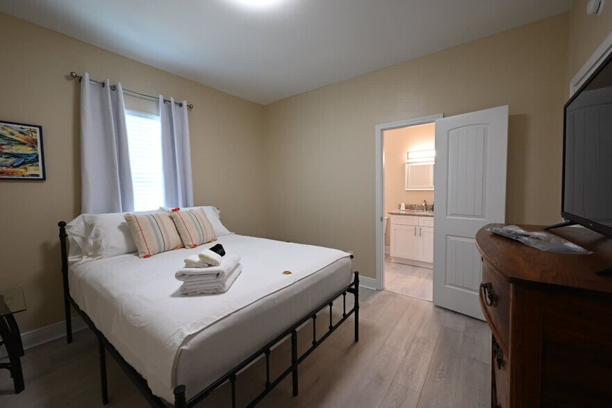 Building Photo - 1047 N 10th Ave