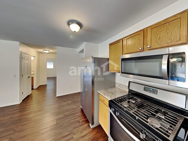 Building Photo - 286 E Mountain Alder St