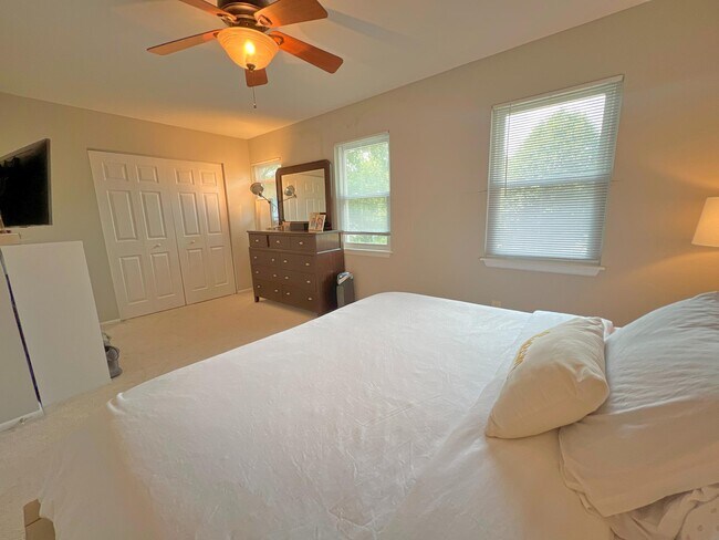 Building Photo - 950 Barton Oaks Pl