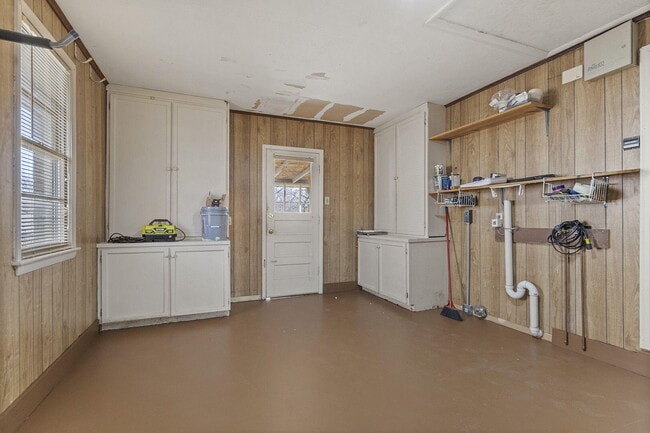 Building Photo - 340 Crown Point