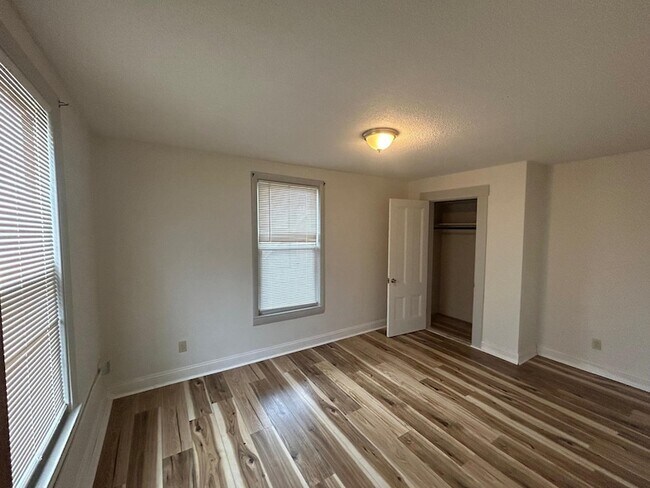 Building Photo - 23 Elm St