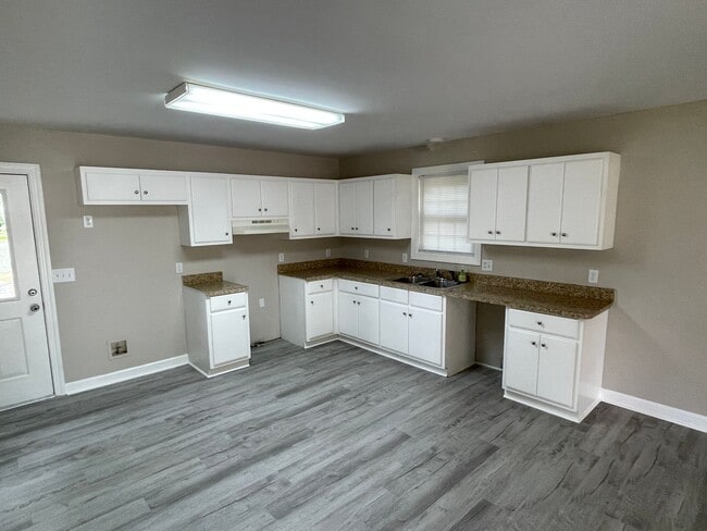 Building Photo - One Month Free Rent with 2 Year Lease - Re...