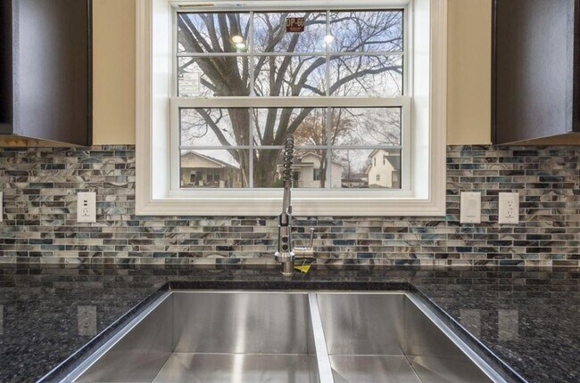 Building Photo - 2000 Huff Pl