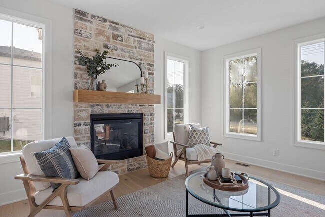 Building Photo - 16898 Madison Cir