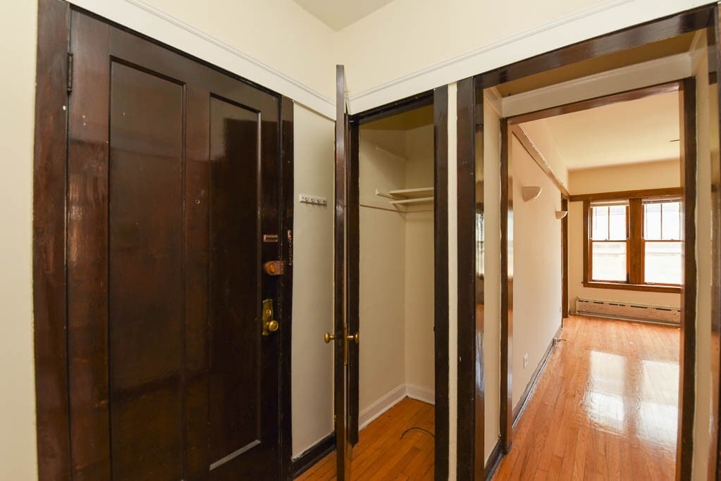 Building Photo - 821 W Waveland Ave