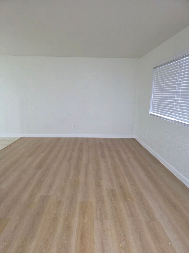 Building Photo - 4402 White Lane #A - Apartment