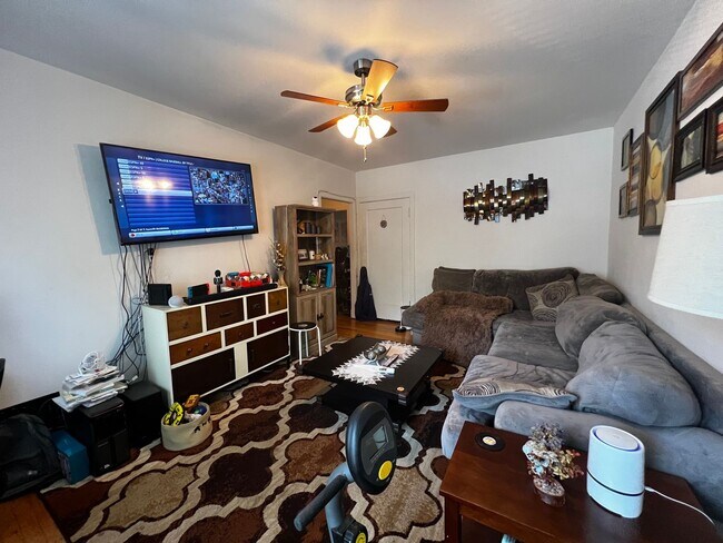 Primary Photo - 1058 W Cornelia Ave