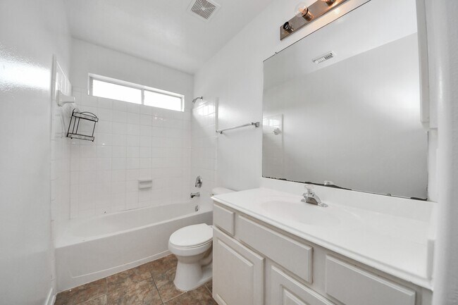 Building Photo - 1605 Spring Glen Ln
