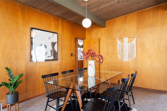 Building Photo - 1131 N Encanto St