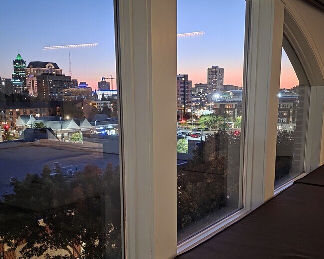 Building Photo - 1515 N Van Buren St