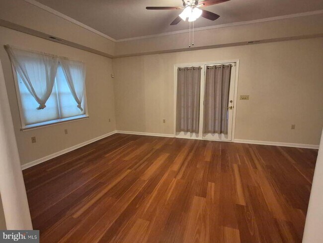 Building Photo - 1023 E Schumaker Manor Dr