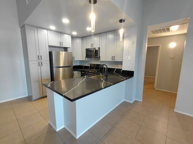 Building Photo - Stylish Condo Living in the Heart of Imperial!