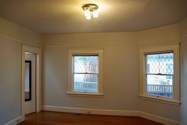 Building Photo - Charming Craftsman Style Home for Rent in ...