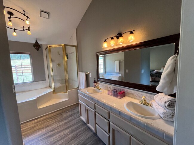 Building Photo - Country Living in Ranchland Acres!