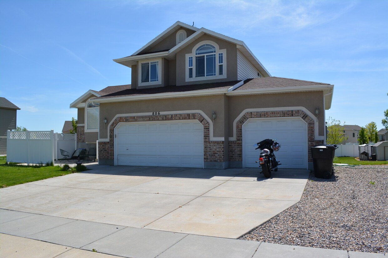 Building Photo - 806 Saint Andrews Dr