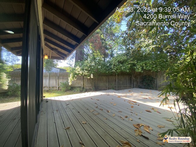 Building Photo - Sprawling Ranch with Open Floorplan & Exce...