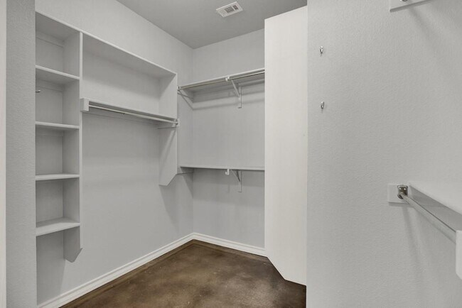 Building Photo - 1365 Hanz Dr