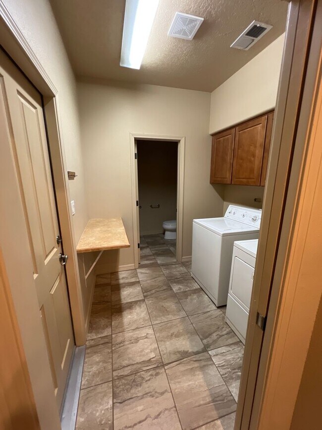 Building Photo - Desert Ridge 2/BD 2.5/BA 1/CG 1500/sf Townhouse