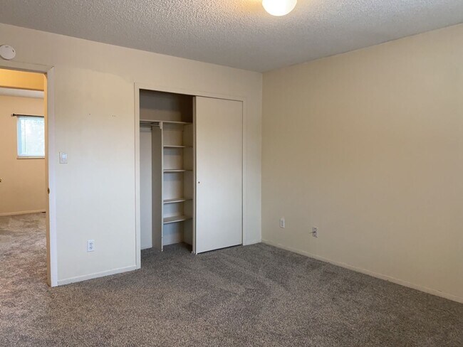 Building Photo - Spacious West-Side Tri-Level Home