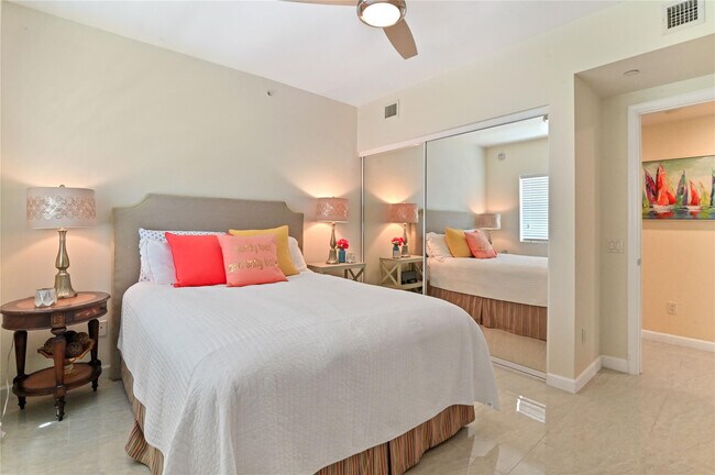 Building Photo - 2650 Lake Shore Dr