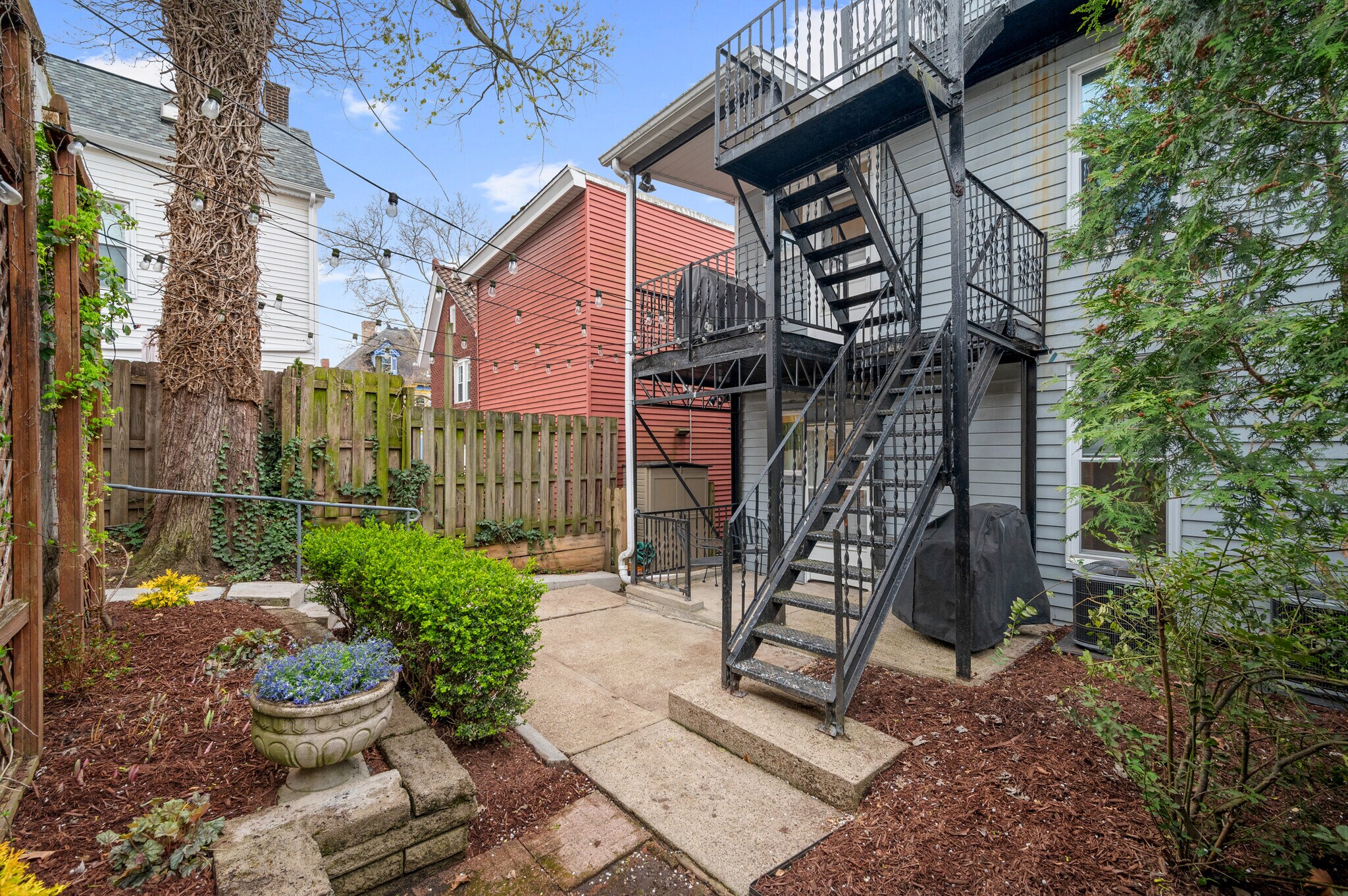 Building Photo - 215 Elysian St