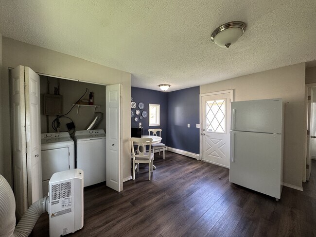 Building Photo - 935 Tuscarora Ave W