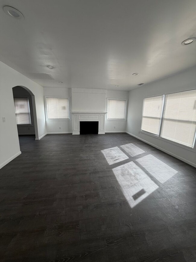 Building Photo - 3 Bedroom 2 bath duplex