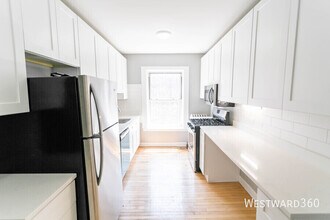 Building Photo - 7646 N Greenview-3