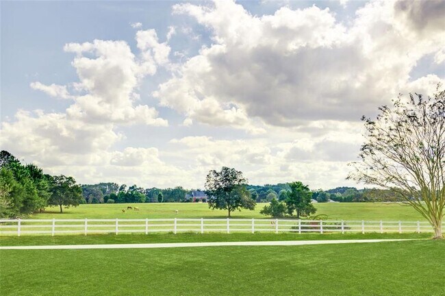 Building Photo - 20 Willow Wood Rd