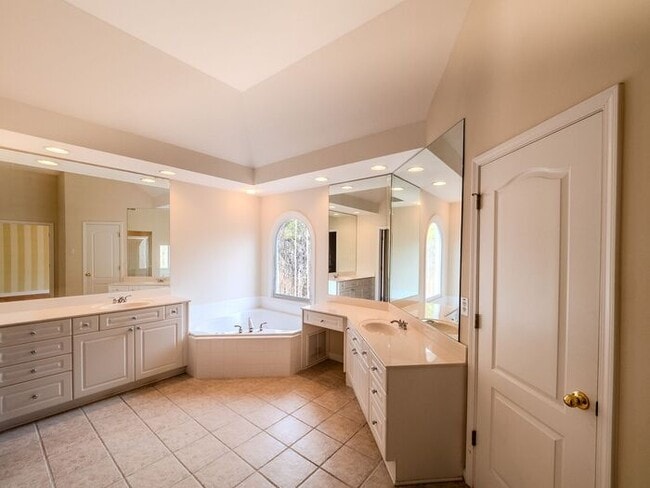 Building Photo - 12872 Waterside Dr