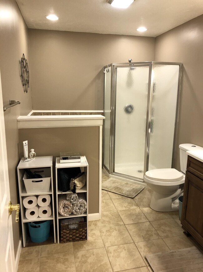 Building Photo - 2020 Grandview Dr