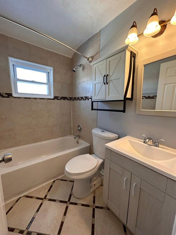 Building Photo - 821 Lannerton Rd