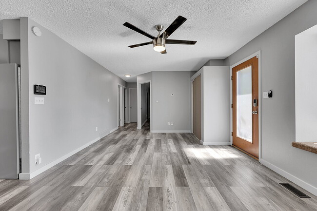 Building Photo - $2,095 - 4 Bed, 2 Bath Home in CO Springs ...