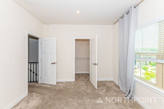 Building Photo - 934 Channing Park Cir