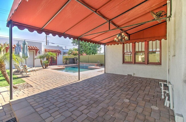 Building Photo - 1310 W Lynwood St