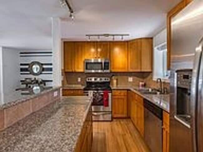 Building Photo - Tastefully Updated 3bd 1 bath home with la...