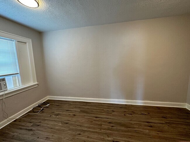 Building Photo - ***MOVE-IN SPECIAL***  Pet Friendly - Comp...