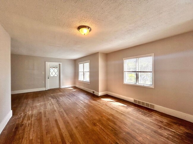 Building Photo - Three Bedroom Home in Muskegon