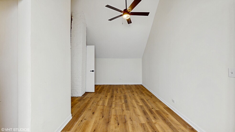 Building Photo - 2430 N Southport Ave