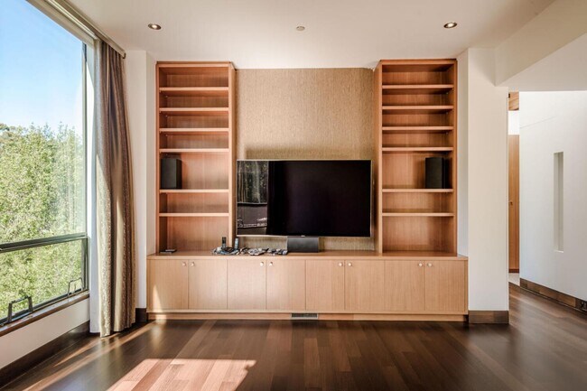 Building Photo - 2510 Skyfarm Dr