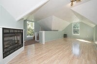 Building Photo - Charming Studio Apartment in Triplex Near UT