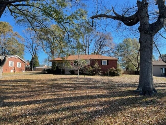 Building Photo - Welcome to this adorable 3-bed, 2-bath brick ranch, nestled in the heart of Gastonia, NC