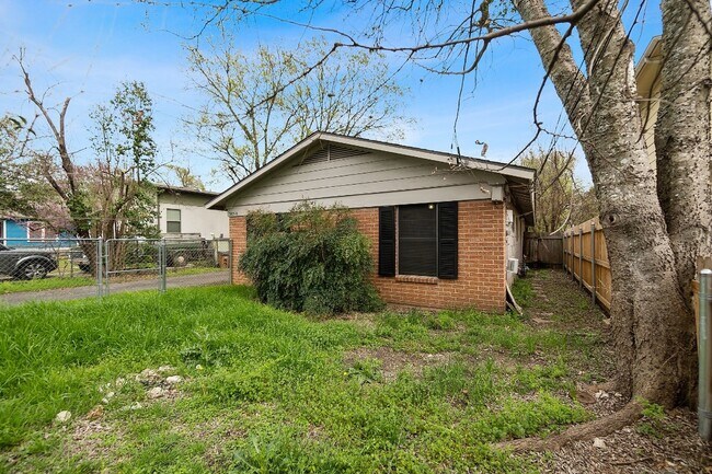 Building Photo - 5605 1/2 Jim Hogg Ave-